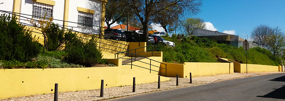 Construção de muro na Rua Batalha do Viso