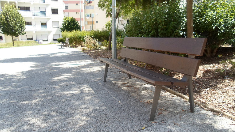 Recuperação e pintura de bancos no Bairro do Liceu