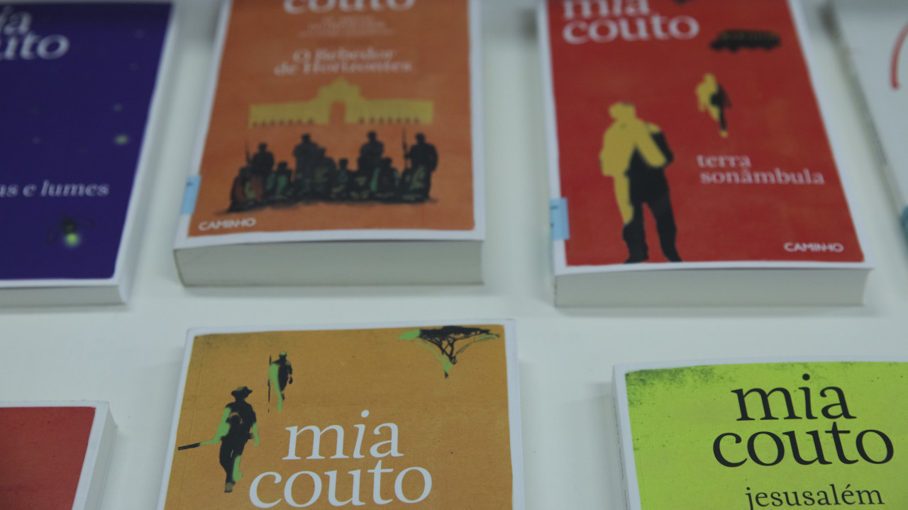 Exposição biobibliográfica dedicada ao escritor Mia Couto