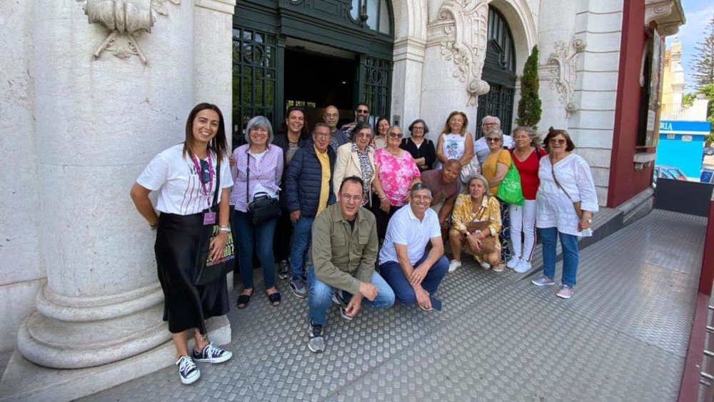 Utentes do Centro Comunitário Visitam Galeria Municipal