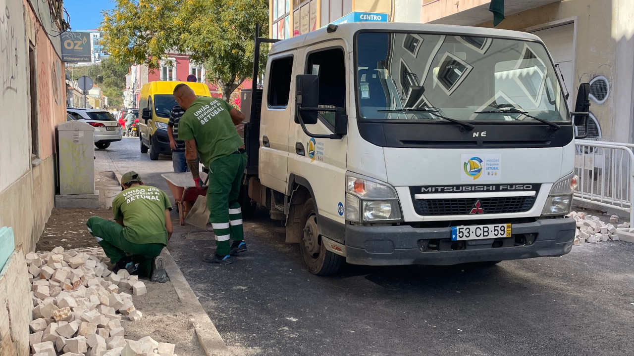 Obras de reconstrução da calçada na Rua João Eloy de Amaral