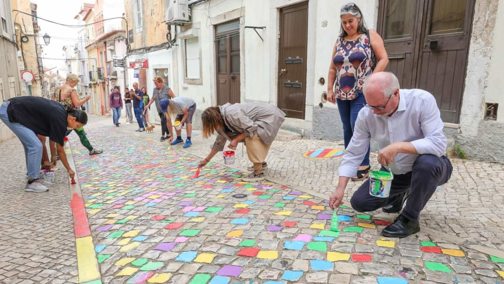 Comunidade decora pavimento da Rua Arronches Junqueiro