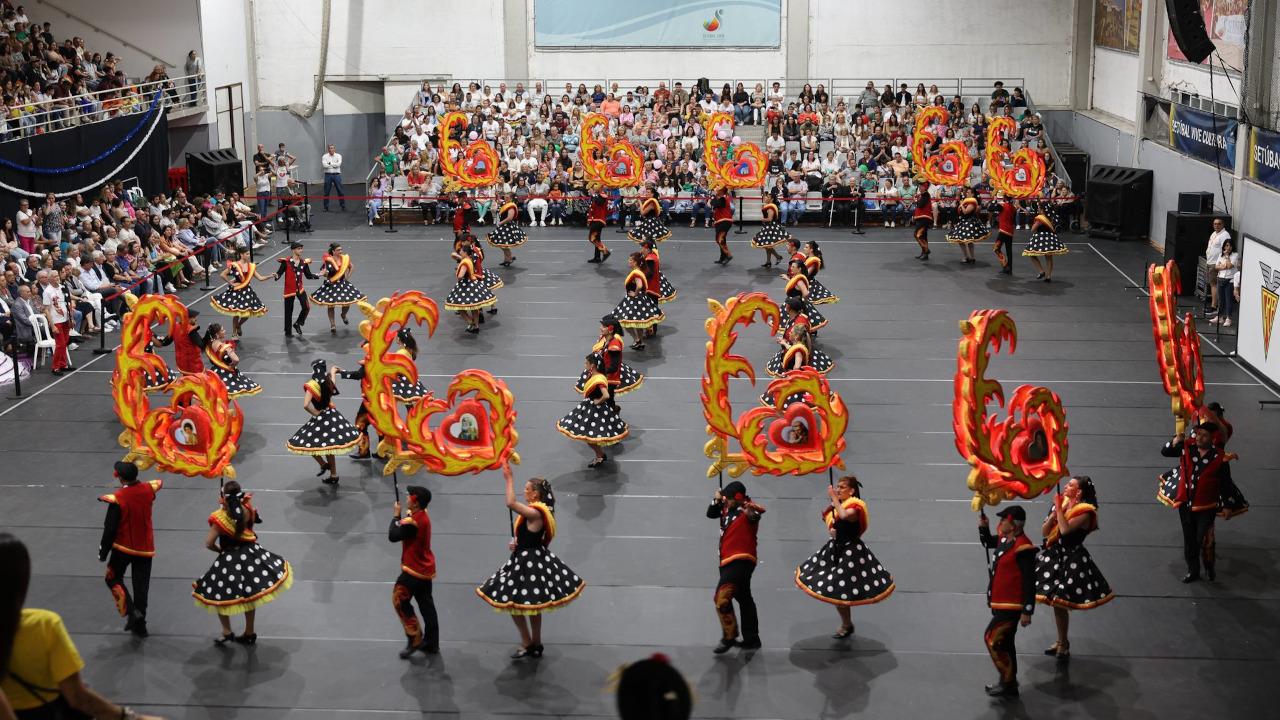 Desfile das Marchas Populares na Avenida Luísa Todi