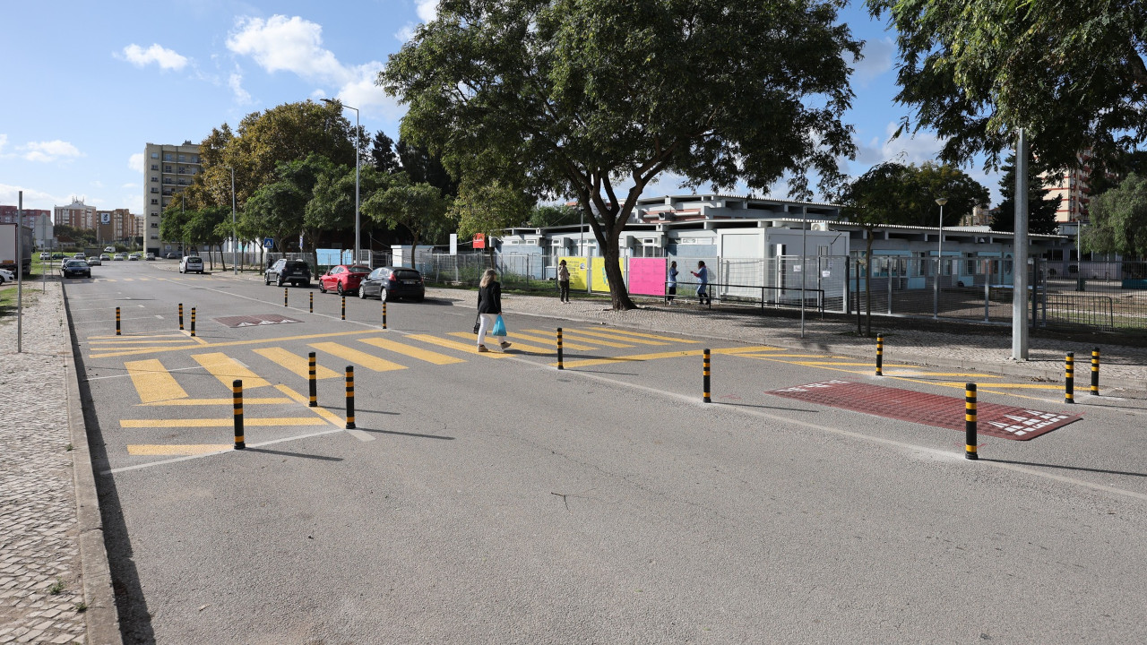 Proteção de peões junto do Centro Escolar Barbosa du Bocage