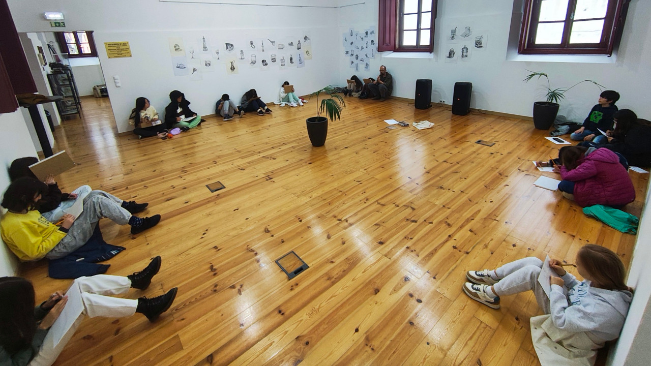 Jovens visitam exposição “Transparências e Reflexos”