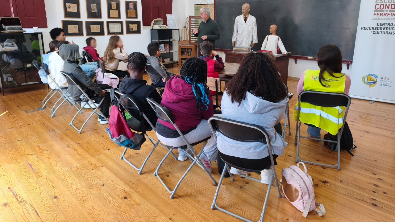Escola Conde de Ferreira recebe visita de 30 crianças